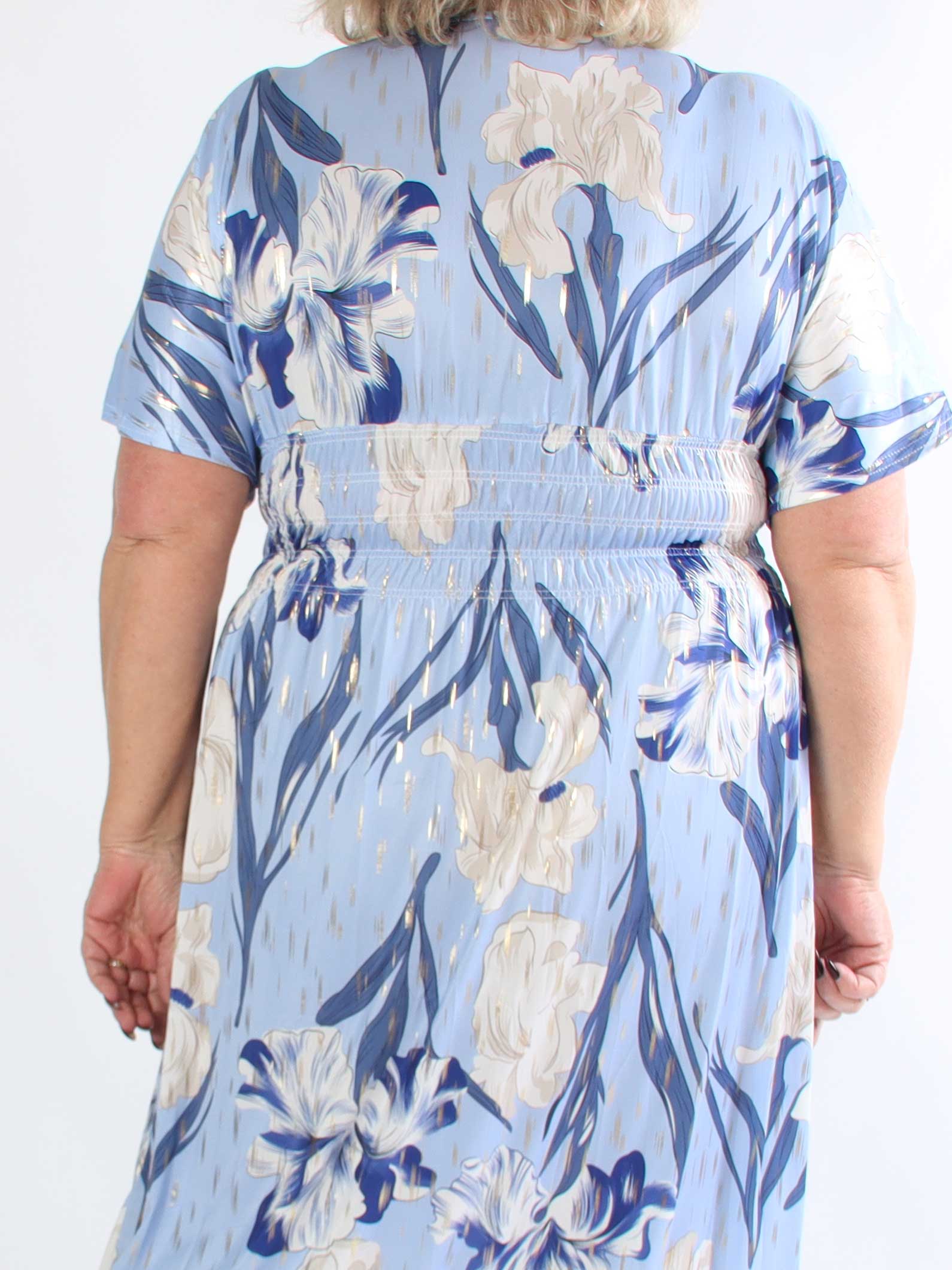 Pams Kvitka - Lang plus size blomstret kjole med guld detaljer og lommer